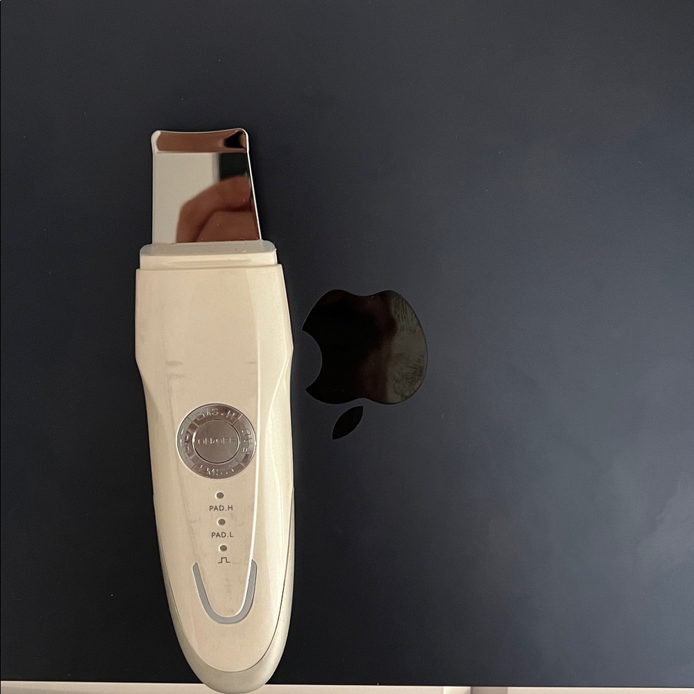 White Ultrasonic Skin Scrubber